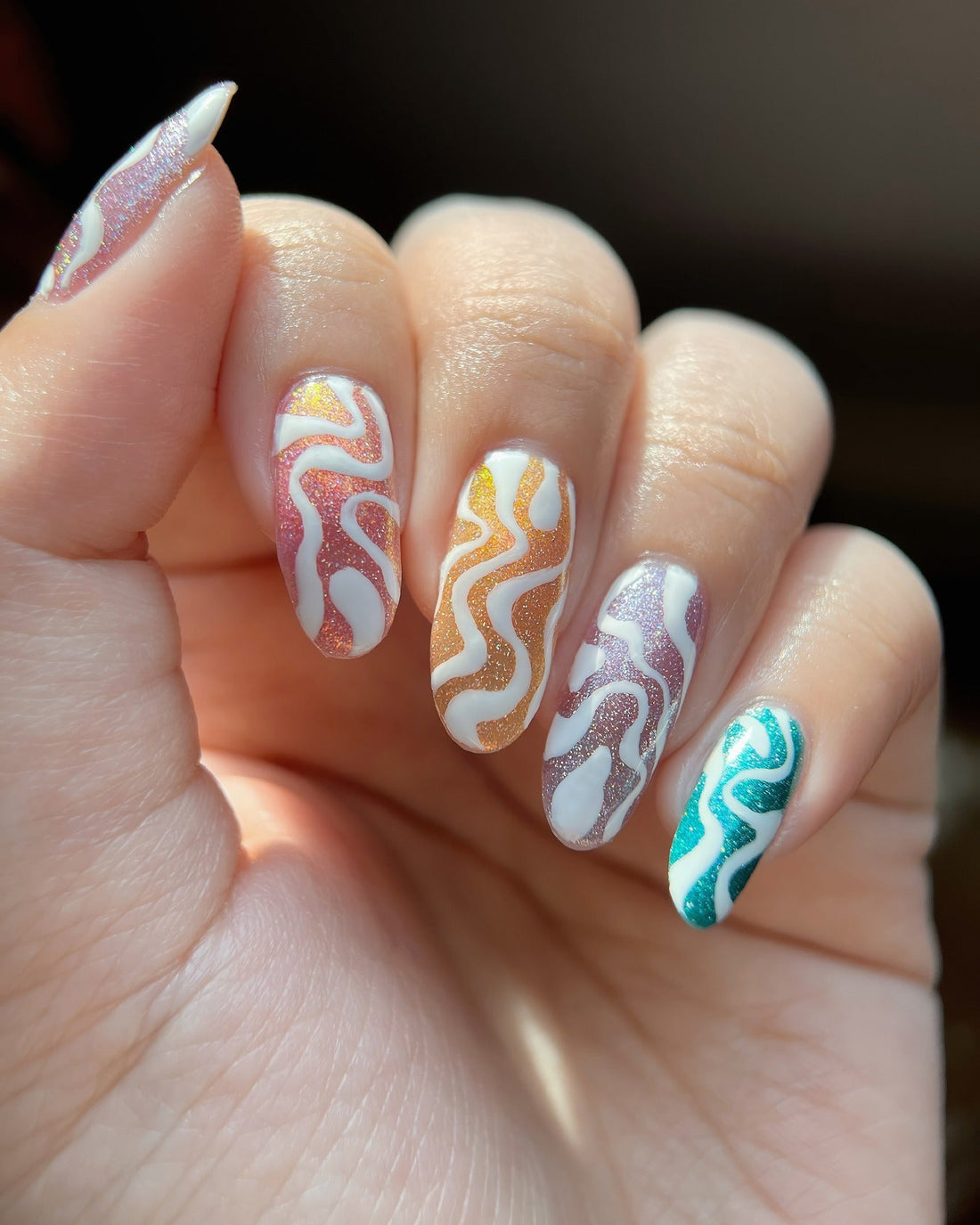 15 Gorgeous Swirl Nail Ideas That Pop