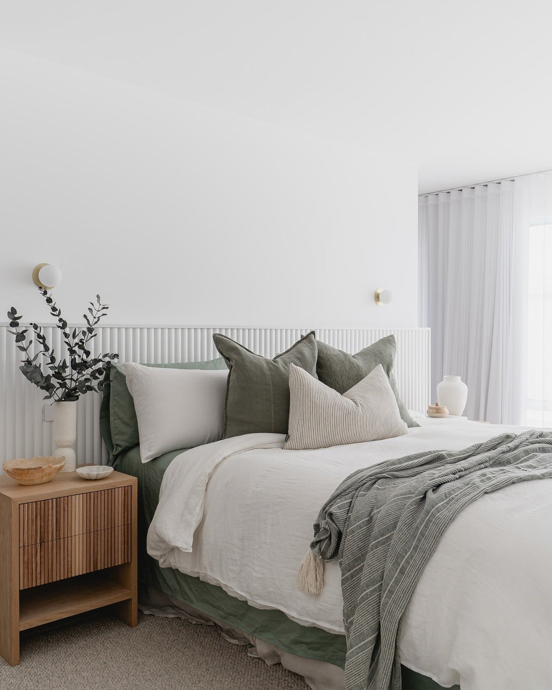 15 Timeless Black, White and Grey Bedroom Ideas