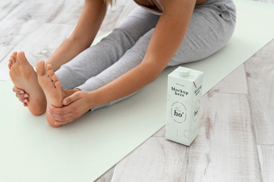 Free Athletic Woman Doing Yoga At Home Psd