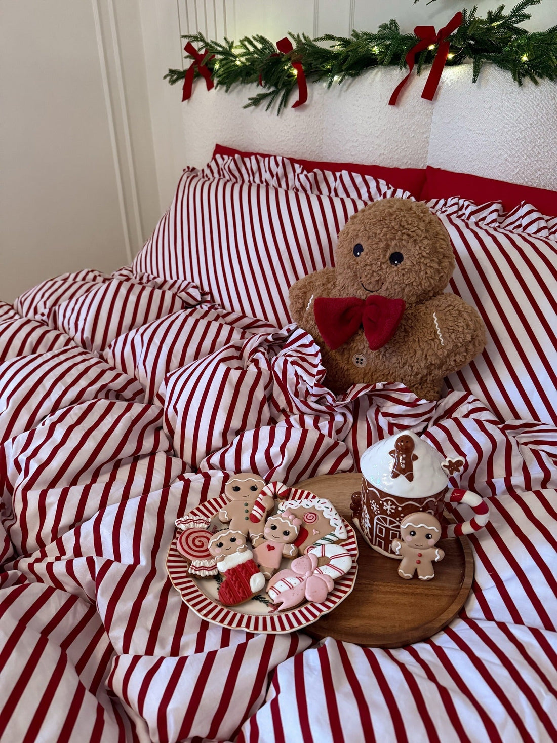 15 Cozy Christmas Bedroom Ideas That Feel Classic