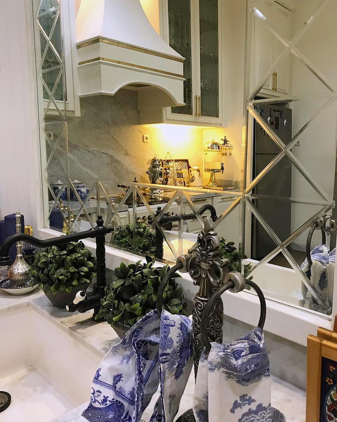 15 Kitchen Mirror Ideas with Modern Flair