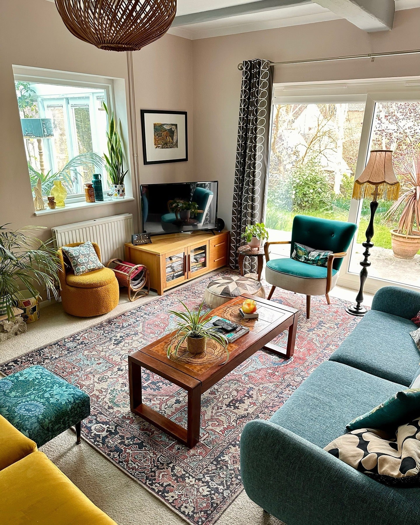 15 Hippie Living Room Ideas with Colorful Retro Vibes – DreamBundles