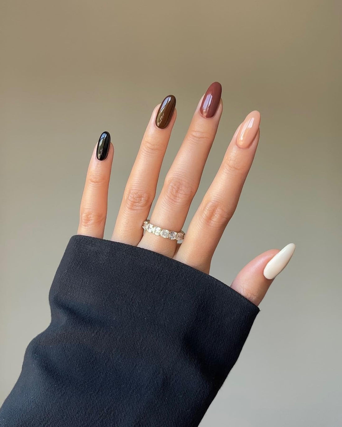 15 Minimal Yet Glam Neutral Colored Nail Ideas for 2025