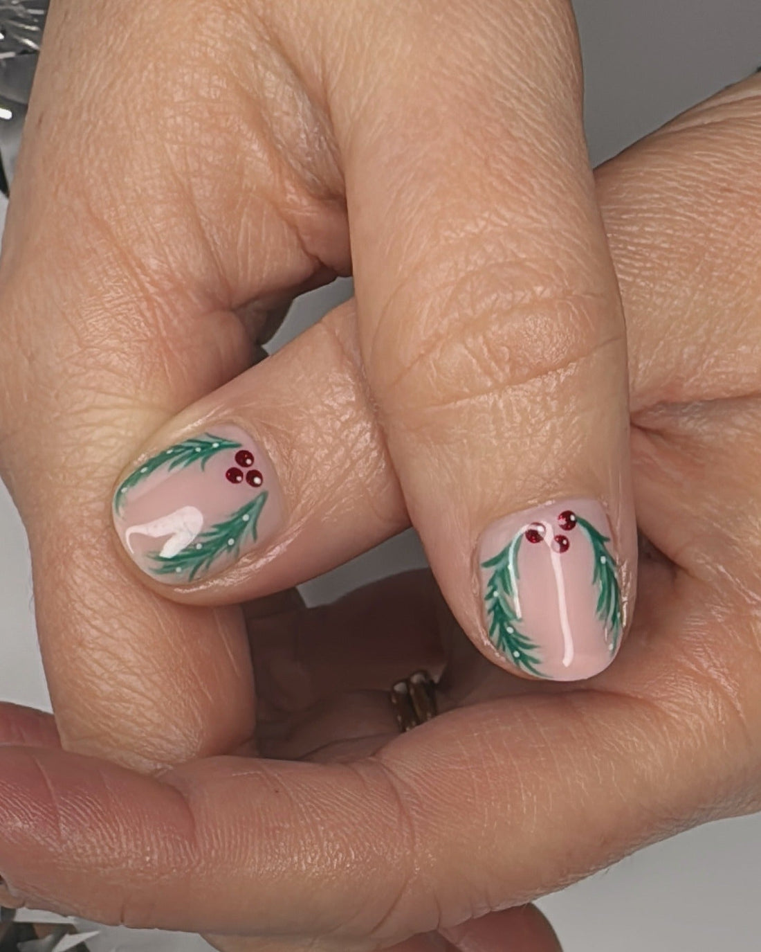 15 Must-Try Short Christmas Nail Ideas 2026