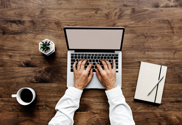 Free Aerial View Of A Man Using Computer Laptop On Wooden Table Psd