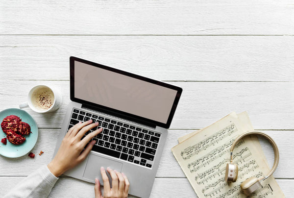 Free Aerial View Of Woman Using A Computer Laptop On Wooden Table Psd