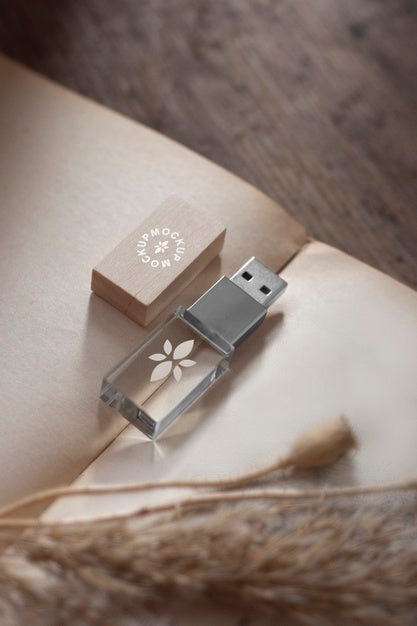 Free Beautiful Accessories Mockup In Real Context Psd