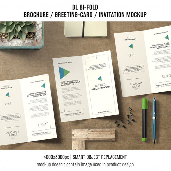 Free Bi-Fold Brochure Or Invitation Mockup With Still Life Concept Psd