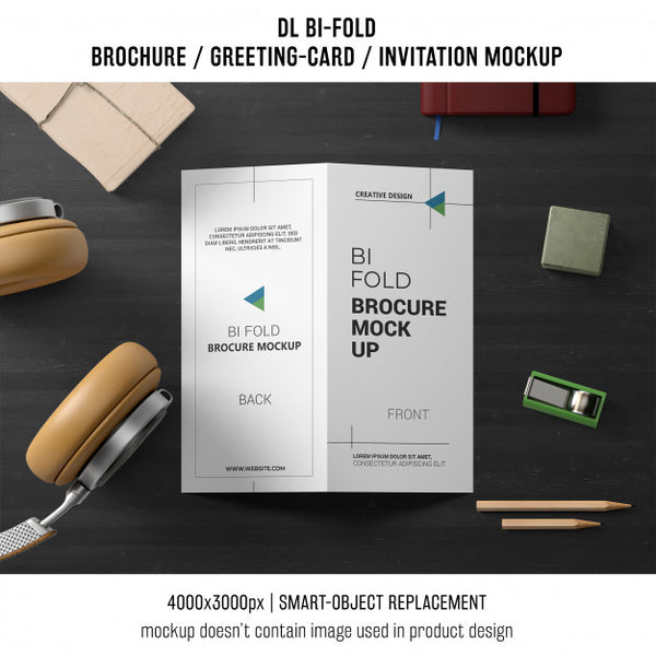 Free Bi-Fold Brochure Or Invitation Mockup With Still Life Concept Psd