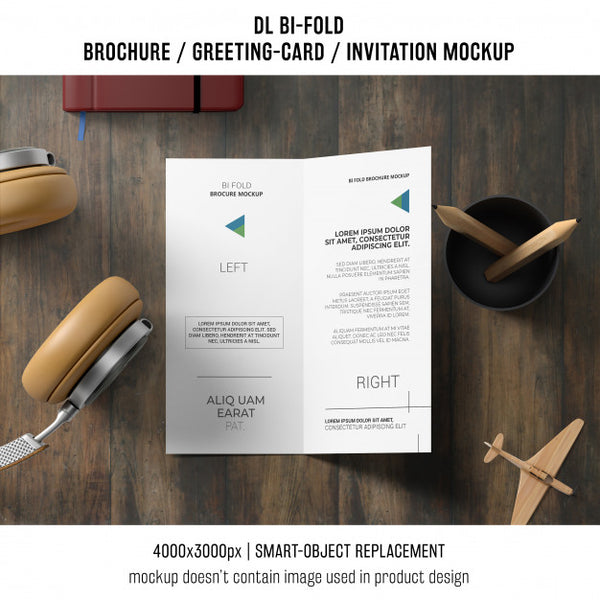 Free Bi-Fold Brochure Or Invitation Mockup With Still Life Concept Psd