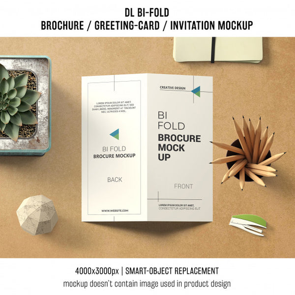 Free Bi-Fold Brochure Or Invitation Mockup With Still Life Concept Psd