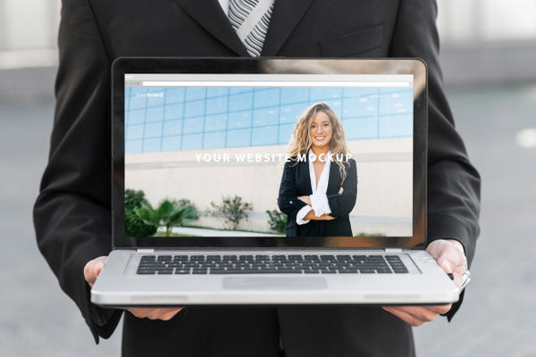 Free Businessman Presenting Laptop Mockup Psd