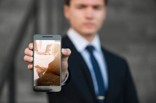 Free Businessman Presenting Smartphone Mockup Psd