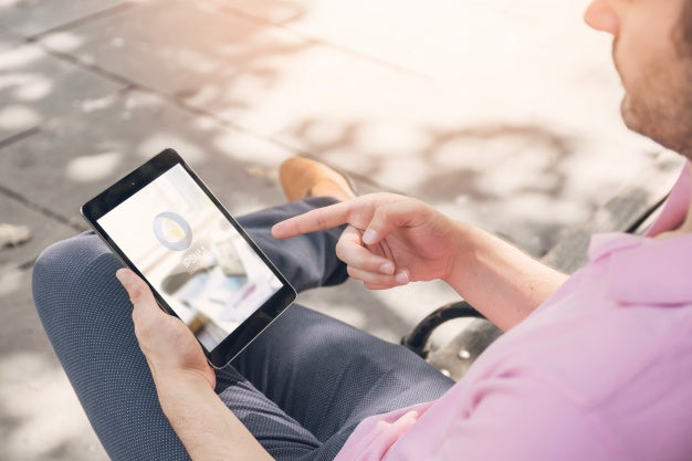 Free Businessman Using Tablet Mockup Psd
