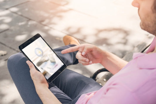 Free Businessman Using Tablet Mockup Psd