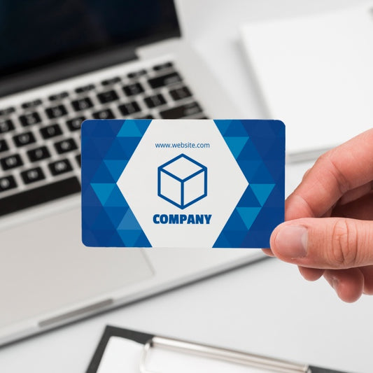 Free Businessman With Business Card Mockup Psd