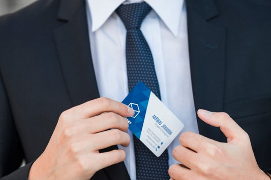 Free Businessman With Business Card Mockup Psd