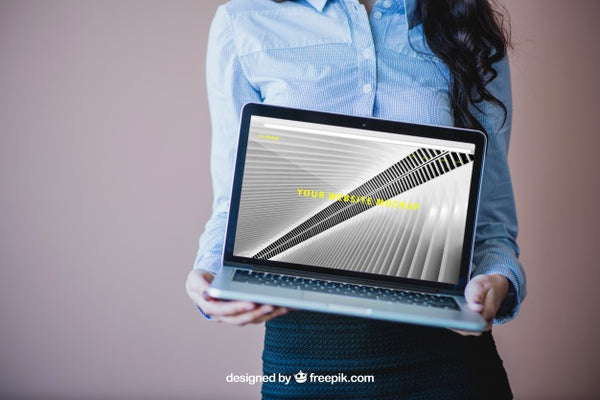 Free Businesswoman Holding Laptop Psd