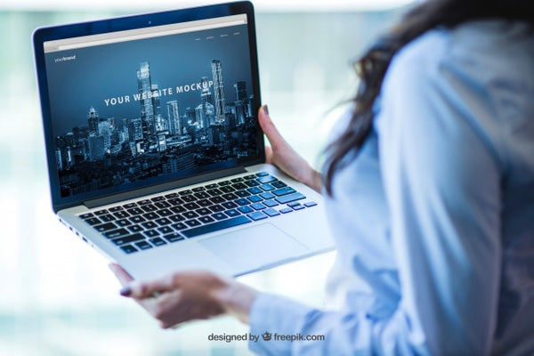 Free Businesswoman With Laptop Psd