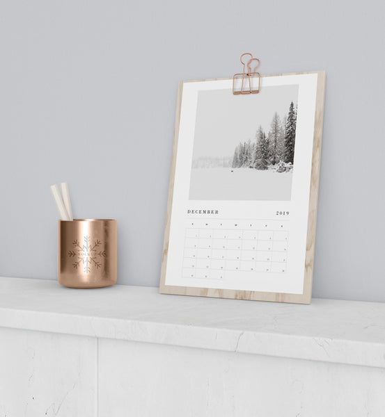 Free Calendar On Wooden Board Mock-Up Psd