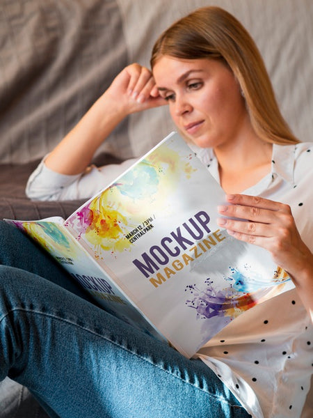 Free Casual Dressed Woman Reading A Mock Up Magazine Psd