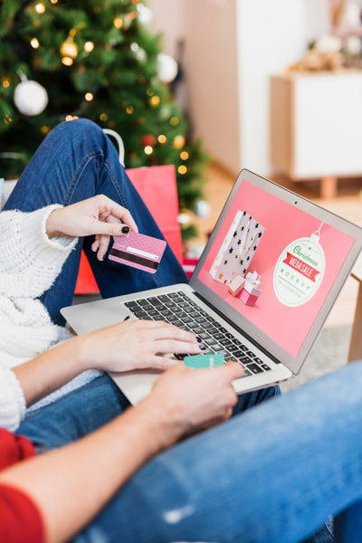 Free Christmas Sale Mockup With Woman Using Laptop Psd
