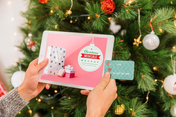 Free Christmas Sale Mockup With Woman Using Tablet Psd