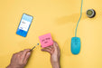 Free Close-Up Hands With Post-It And Pen Psd
