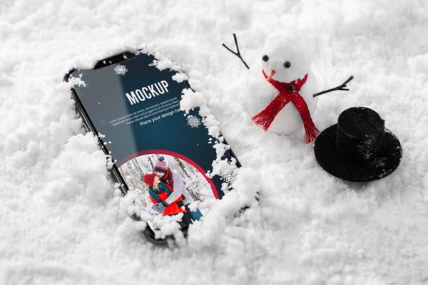 Free Close Up Smartphone In Snow Psd