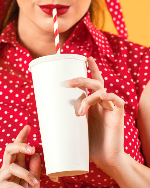 Free Close Up Woman Holding Cup Psd