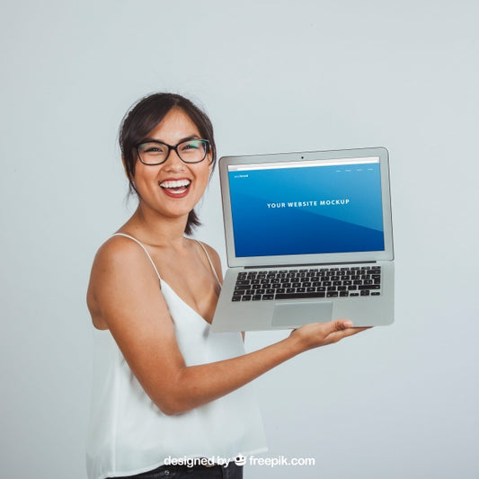 Free Design Of Mock Up With Happy Young Woman And Laptop'S Screen Psd