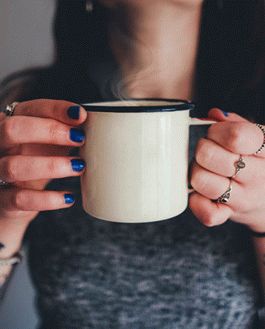 Free Enamel Coffee Mug Photo Mockup Psd