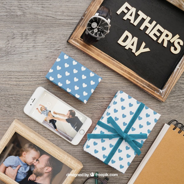 Free Father'S Day Composition With Chalkboard And Frame Psd