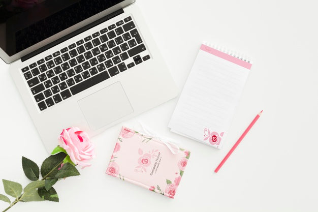 Free Female Desk Concept At Office Mock-Up Psd