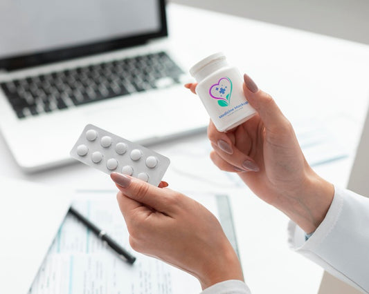 Free Female Doctor Holding A Mock-Up Medicine Bottle Psd