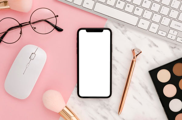 Free Flat Lay Smartphone Mock-Up With Make-Up Accessories On Desk Psd