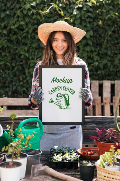 Free Gardener Holding Mock-Up Sign Psd