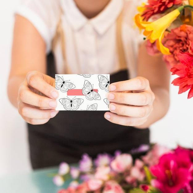 Free Gardening Concept With Woman Presenting Business Card Psd