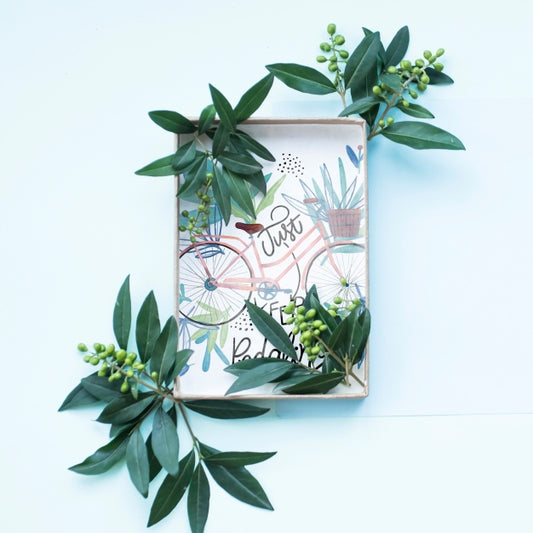 Free Gift Box Mockup With Floral Decoration Psd