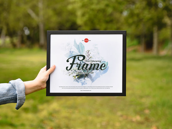 Free Girl Showing Frame Mockup Psd