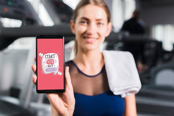 Free Happy Sporty Woman Presenting Smartphone Mockup Psd