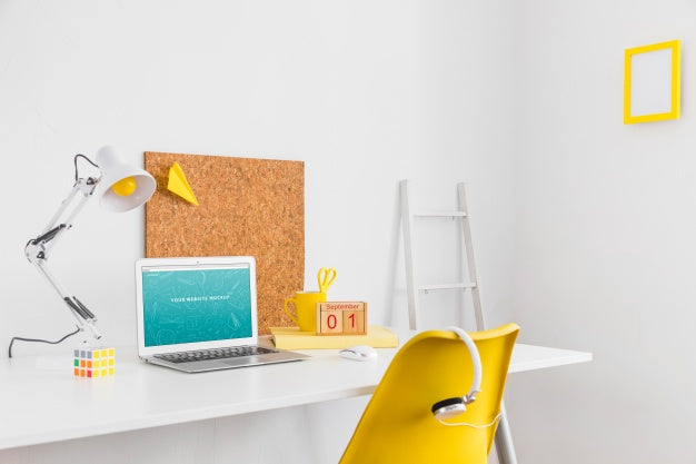 Free Laptop Mockup For Website Presentation With Back To School Concept Psd