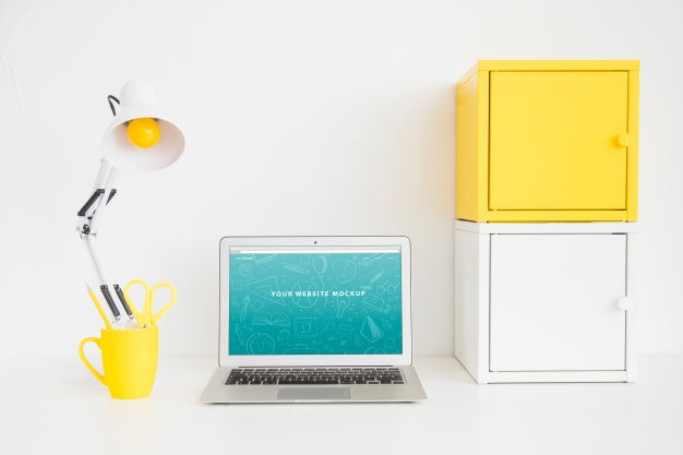 Free Laptop Mockup For Website Presentation With Back To School Concept Psd