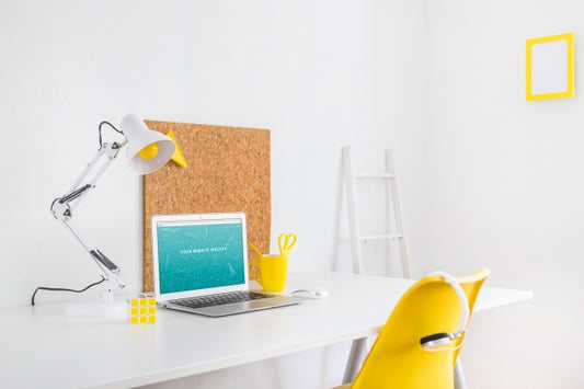 Free Laptop Mockup For Website Presentation With Back To School Concept Psd