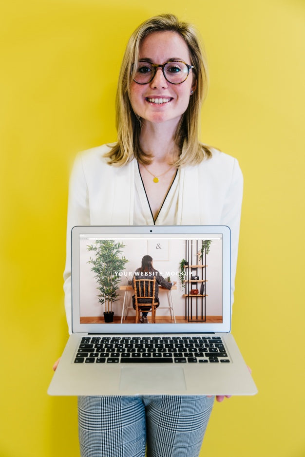 Free Laptop Mockup With Businesswoman Psd