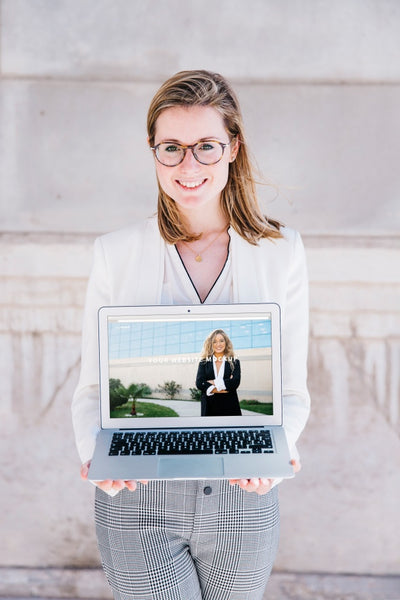Free Laptop Mockup With Businesswoman Psd