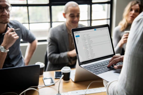 Free Man Checking His Email On A Laptop Psd