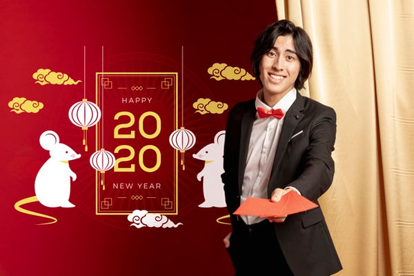 Free Man Holding Greeting Cards For New Year Psd