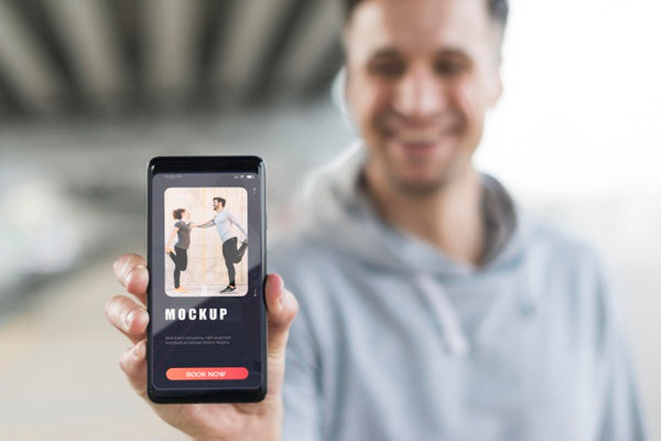 Free Man Holding Smartphone While Working Out Outdoors Psd