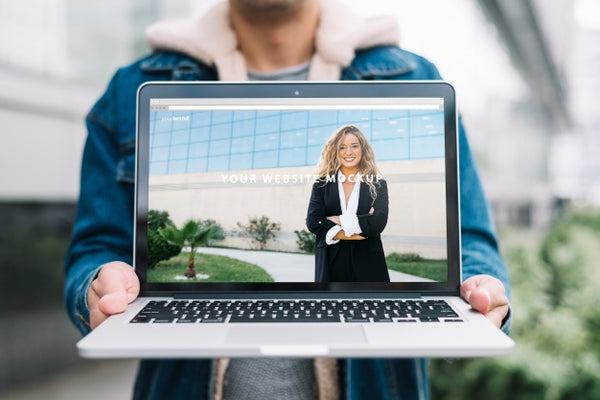 Free Man Presenting Laptop Mockup Psd